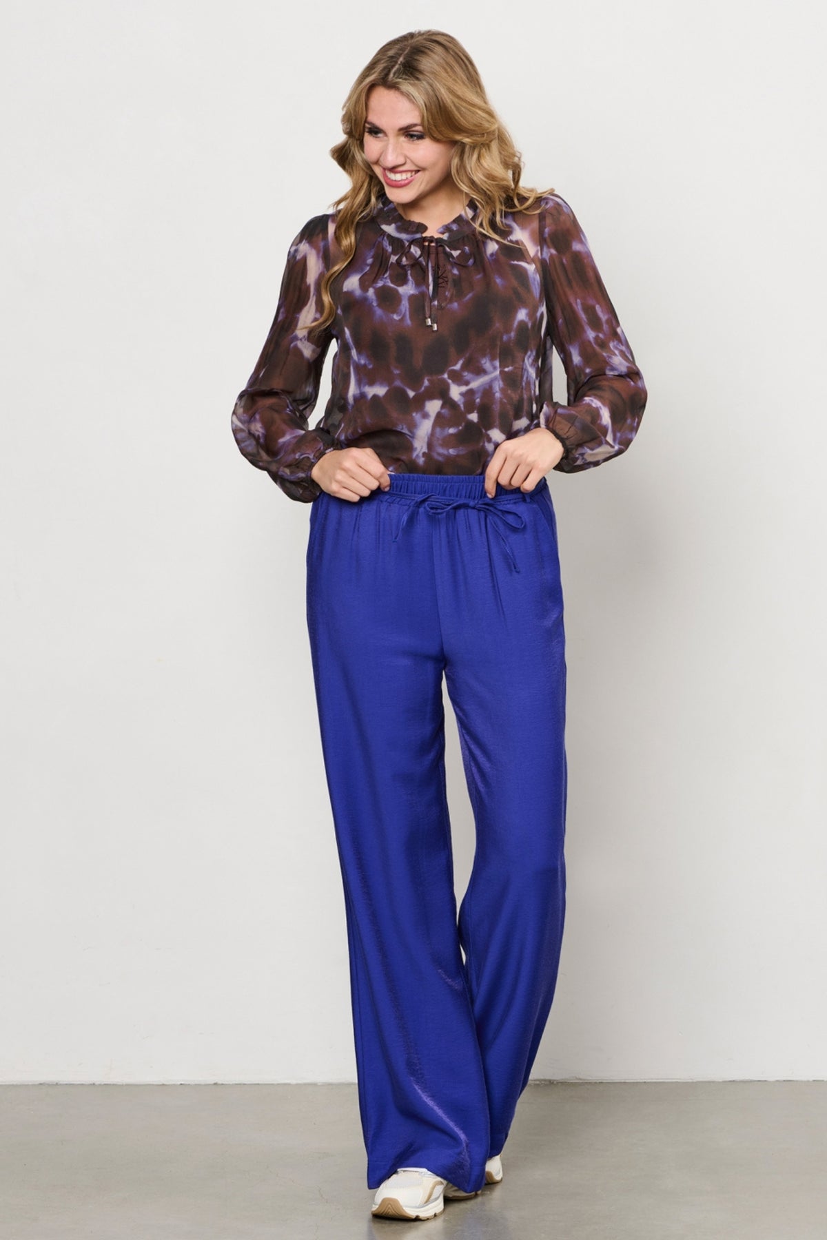 Lichtblauwe Solana Iris broek van &Co woman, casual stijl, met elastische taille en comfortabele pasvorm, zichtbaar op de afbeelding.