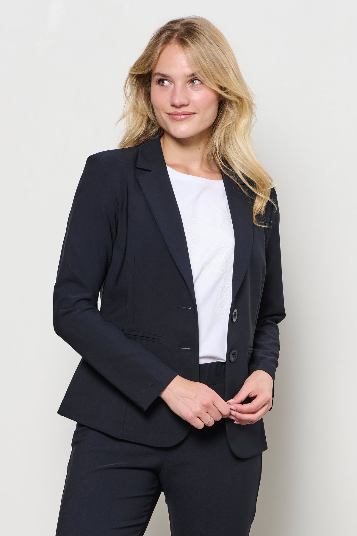 Donkerblauwe &Co woman Heavy Travel Blazer Philline, stijlvolle damesreisblaas met comfortabele snit en elegante uitstraling.