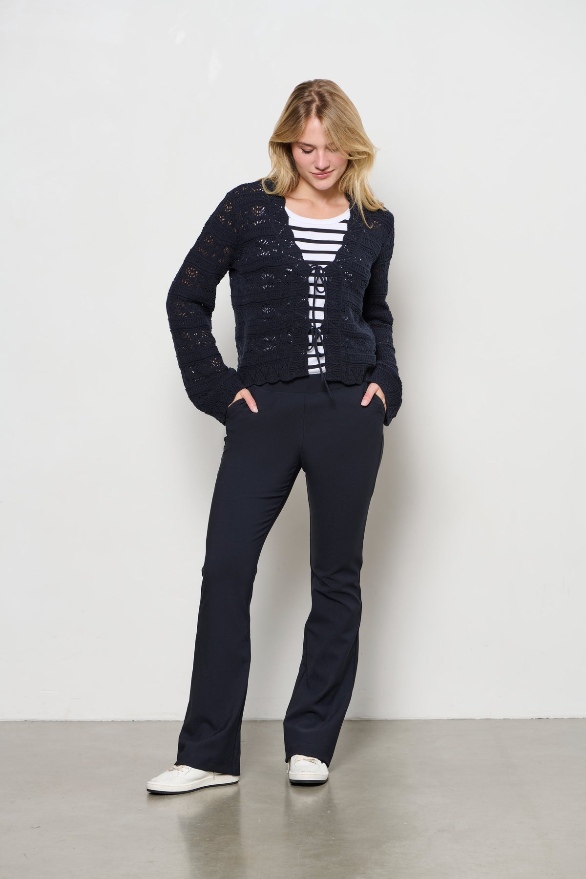 Navy blauwe Heavy Travel broek Pacey van &Co woman, comfortabele reisbroek met rechte snit en duurzame stof.