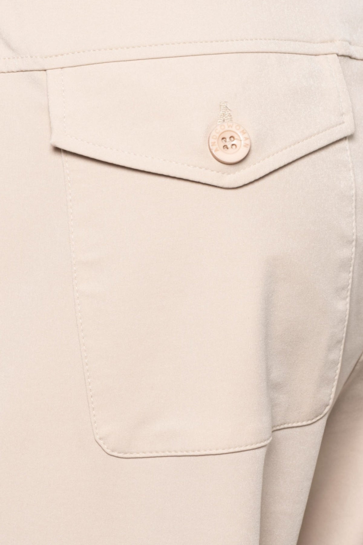 Dames Heavy Travel Broek Penny Sand van &Co Woman, comfortabele lichtgewicht reisbroek met een losse pasvorm en elastische taille.