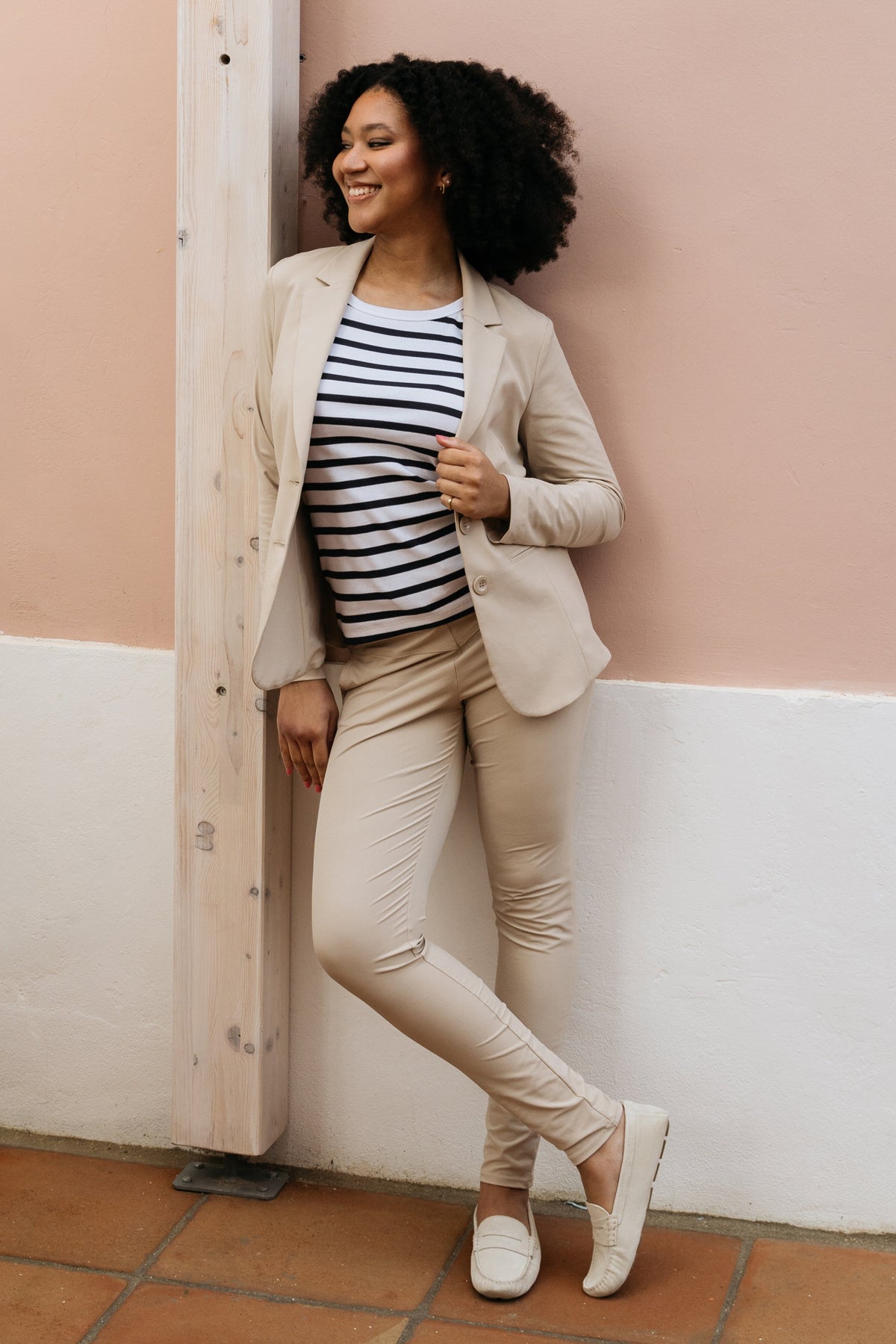 Zachte, lichtbruine travelbroek voor dames van &Co woman met comfortabele pasvorm en praktische zakken.
