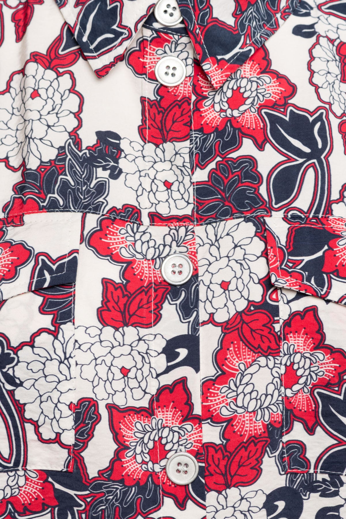 &Co woman Margje Flower Red Multi jas met bloemenprint, korte pasvorm en opvallende kleuren, geschikt voor lente en zomer.