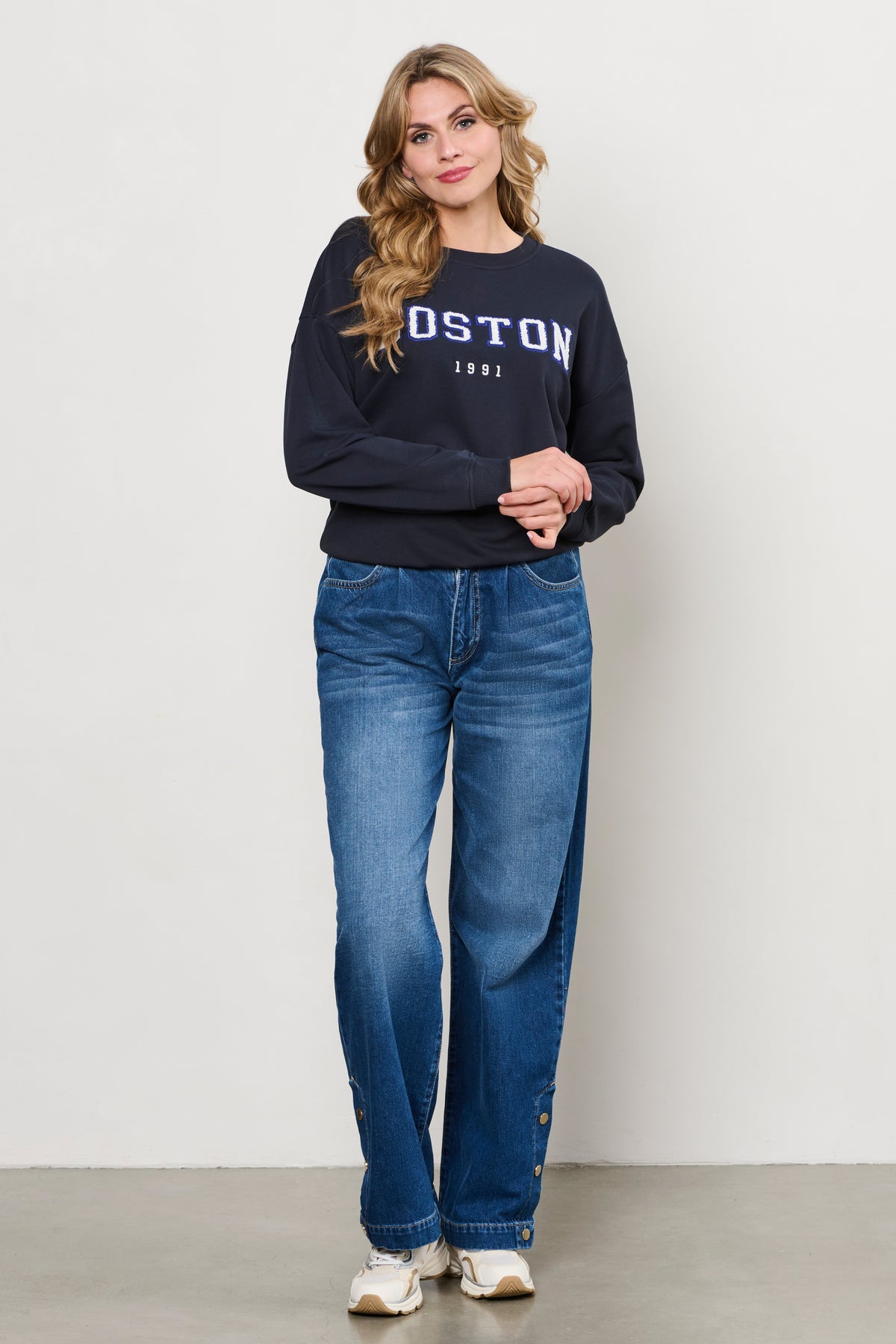 Donkere denim jeans van &Co woman, Jacey model, met tailleband en rugzakstijl, geschikt voor casual dragen.