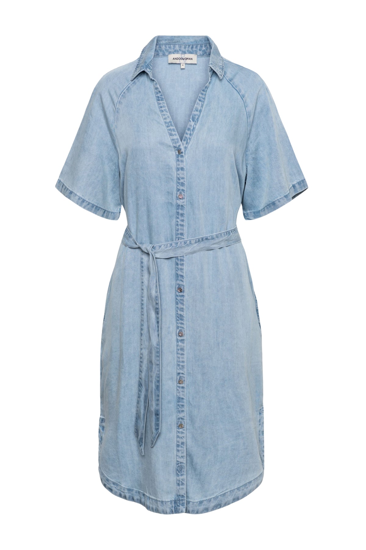 Lichte denim jurk Jacklyn van &Co woman met korte mouwen en knielengte, casual en stijlvol voor elke gelegenheid