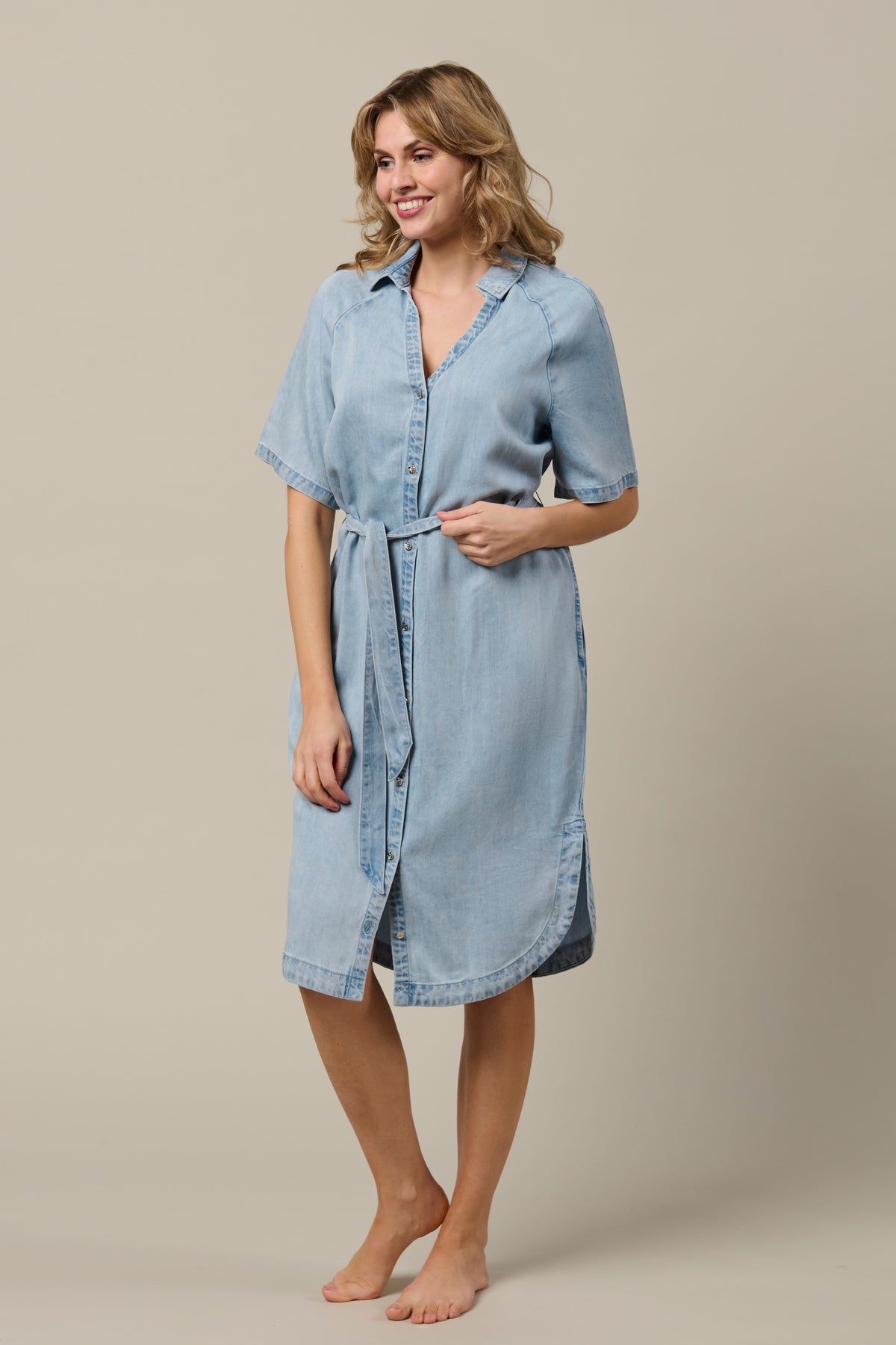 Lichte denim jurk Jacklyn van &Co woman met knielengte en casual pasvorm, ideaal voor dagelijks dragen.
