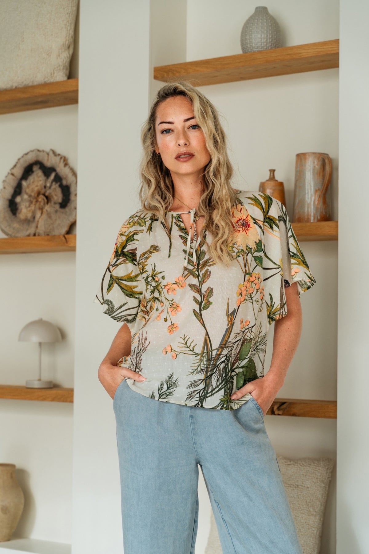 Offwhite bloemen top Axelle van &Co woman, modieus design met kleurrijke bloemprint, kort mouw en ronde hals.