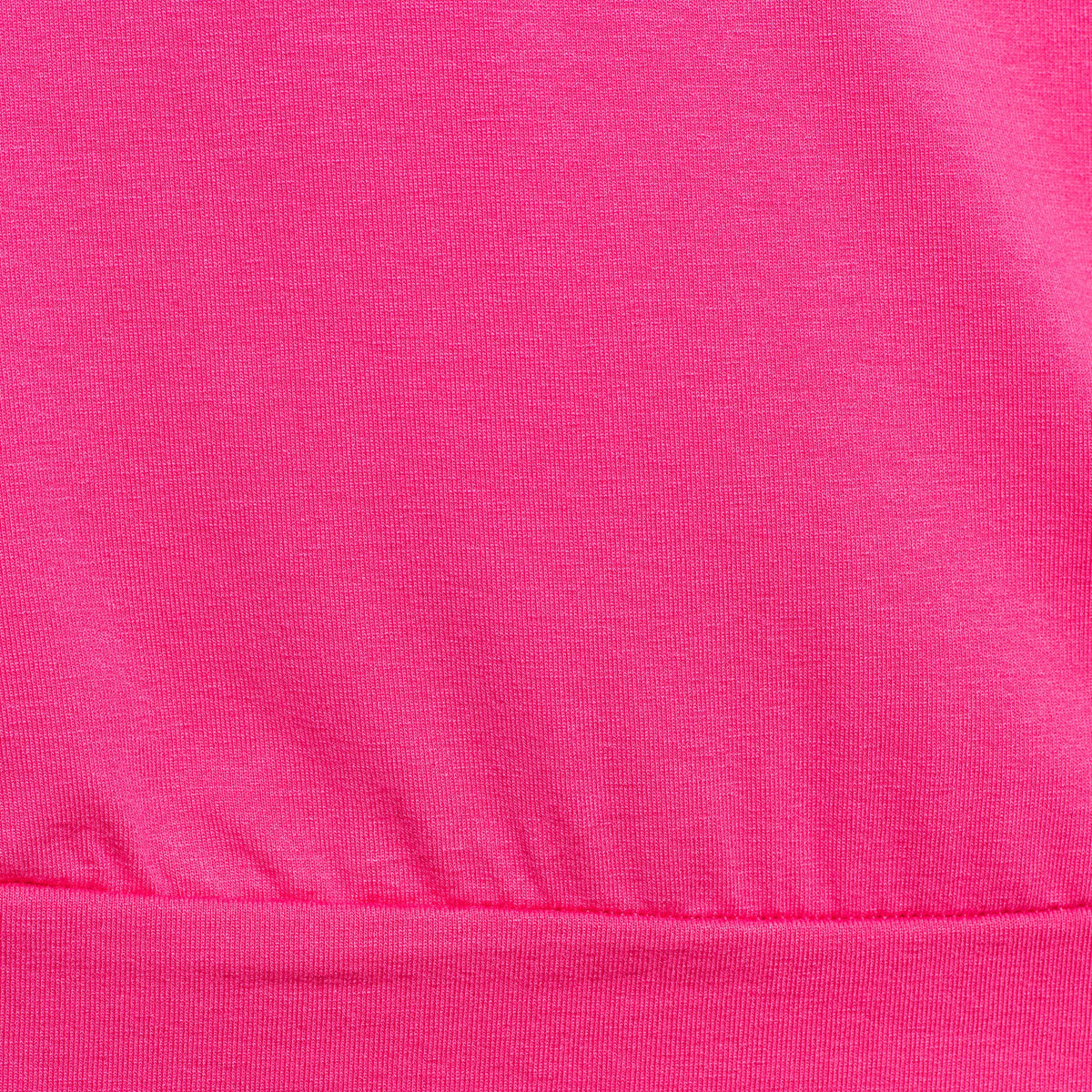 Roze dames top Lucia Bright Pink van &Co woman, lichtgewicht en comfortabel met stijlvolle pasvorm.