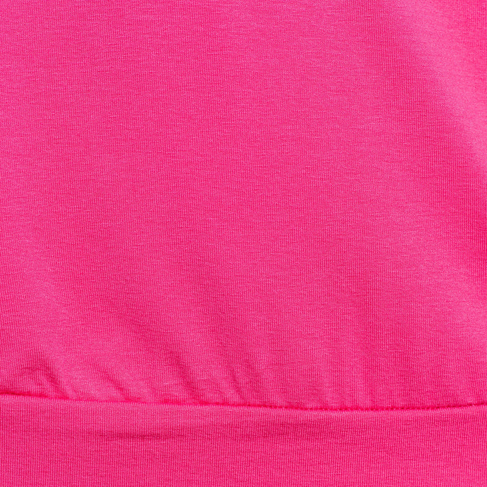 Roze dames top Lucia Bright Pink van &Co woman, lichtgewicht en comfortabel met stijlvolle pasvorm.