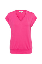 Lichtroze top Lucia van &Co woman, korte mouwen en ronde hals, gedragen door een model.