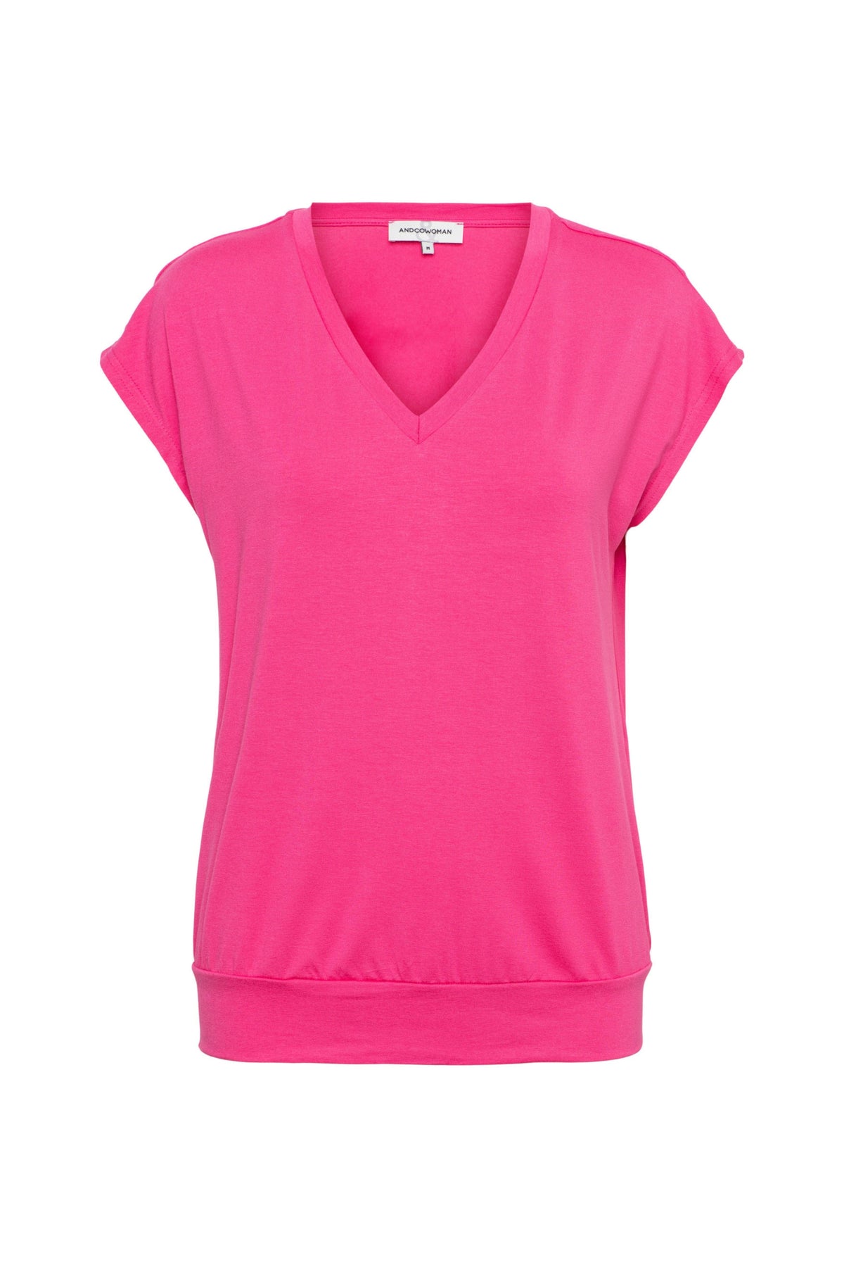 Lichtroze top Lucia van &Co woman, korte mouwen en ronde hals, gedragen door een model.