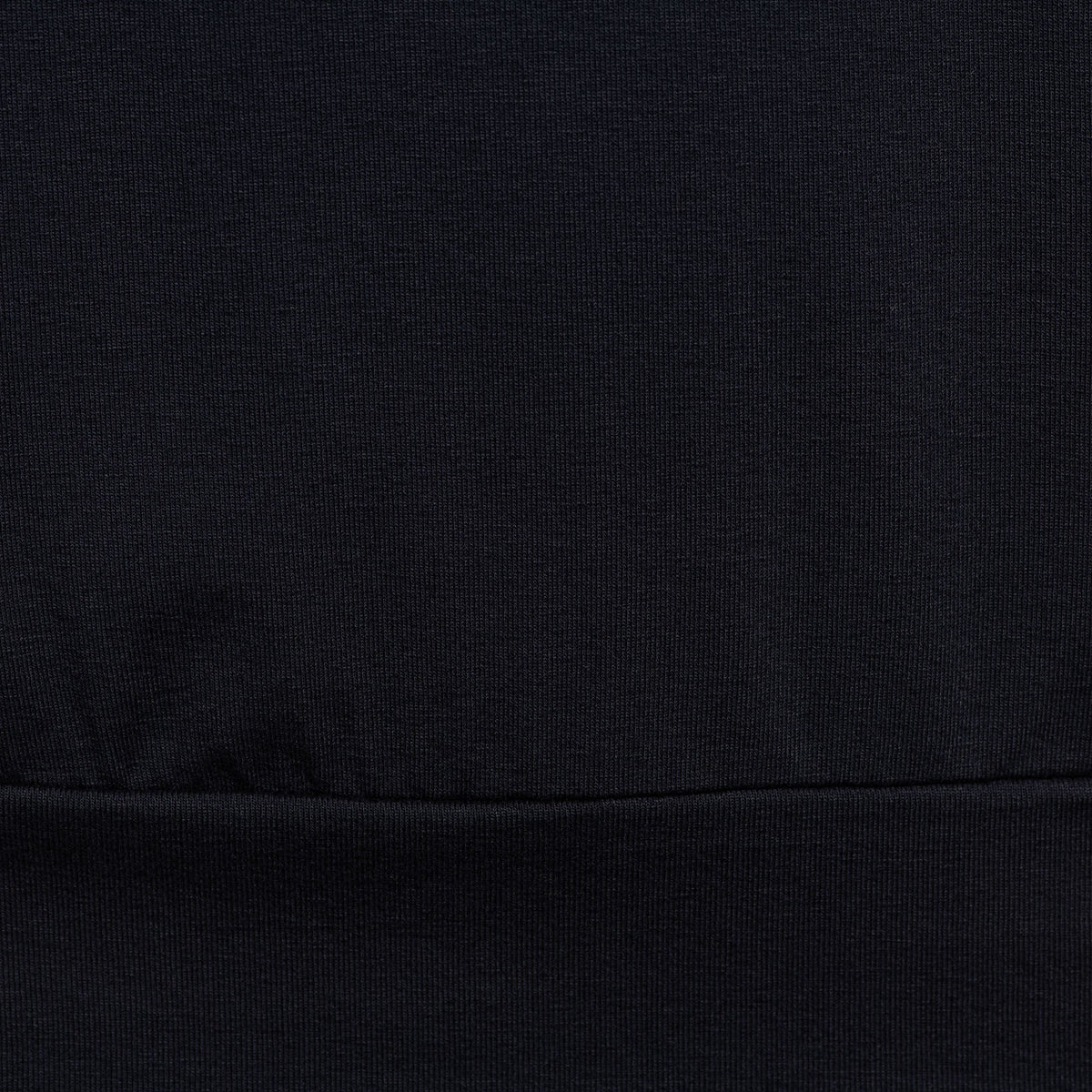Navy blauw top Lucia van &Co woman, lichtgewicht en modieus, getoond op een model, geschikt voor casual en elegante outfits.