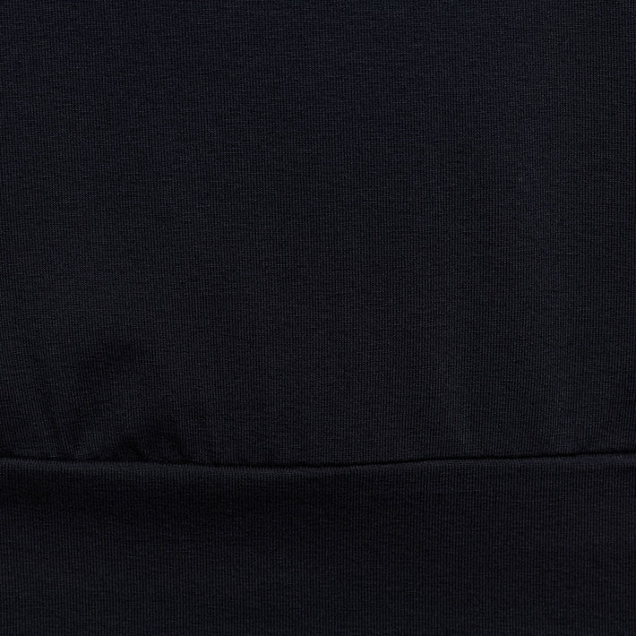 Navy blauw top Lucia van &Co woman, lichtgewicht en modieus, getoond op een model, geschikt voor casual en elegante outfits.