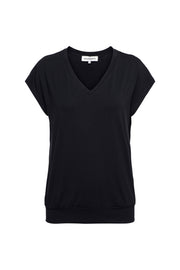 Navyblauw dames top Lucia van &Co woman, zachte stof en stijlvolle pasvorm, zichtbaar op de afbeelding.
