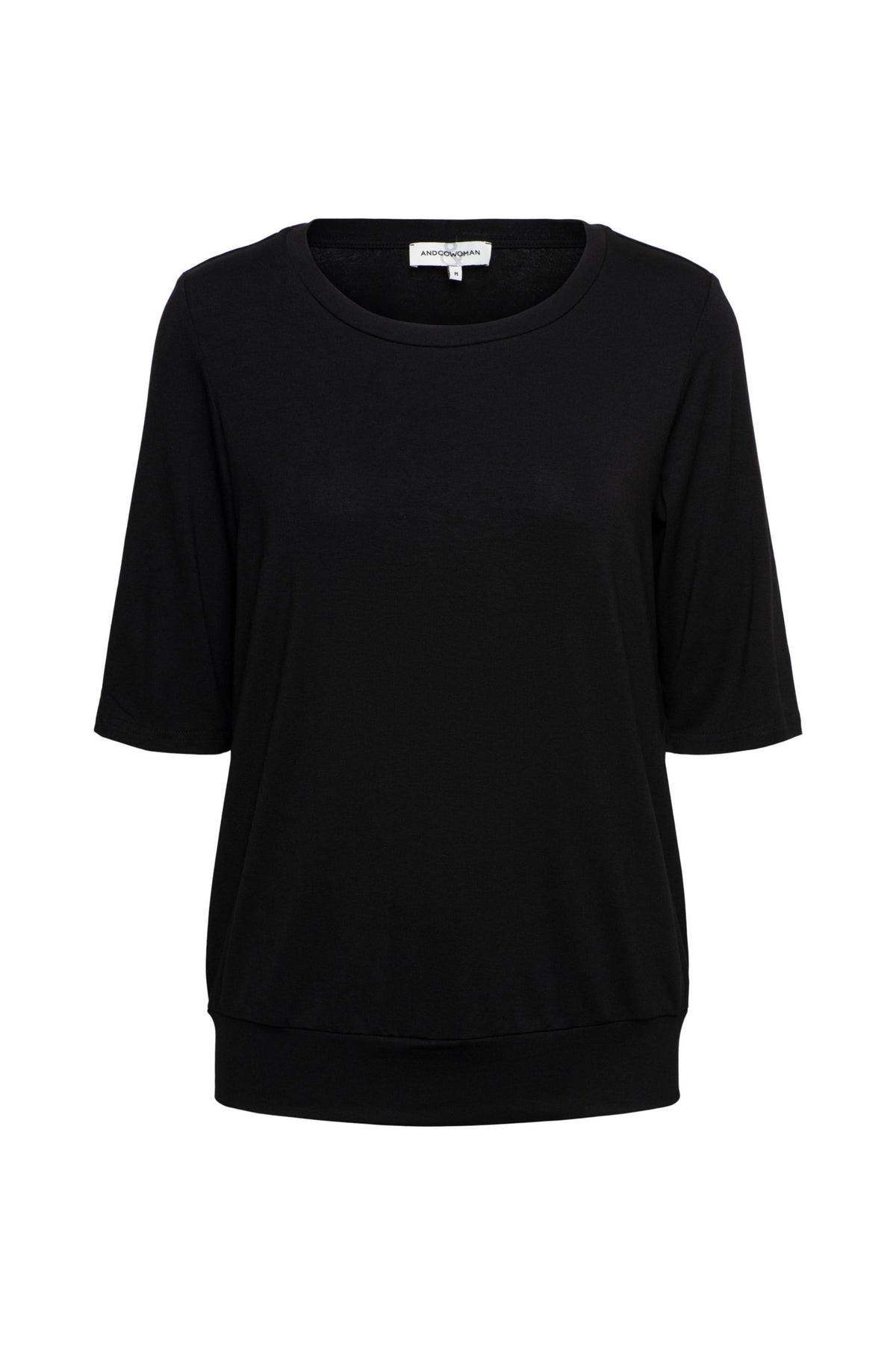 Zwart &Co woman Top Lucille, korte mouwen en ronde hals, gedragen door een model, geschikt voor casual of nette outfits