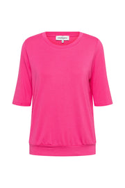 Roze top Lucille van &Co woman, modieus en lichtgewicht met korte mouwen, gedragen door een model.