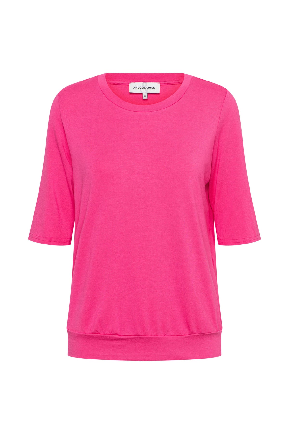 Roze top Lucille van &Co woman, modieus en lichtgewicht met korte mouwen, gedragen door een model.