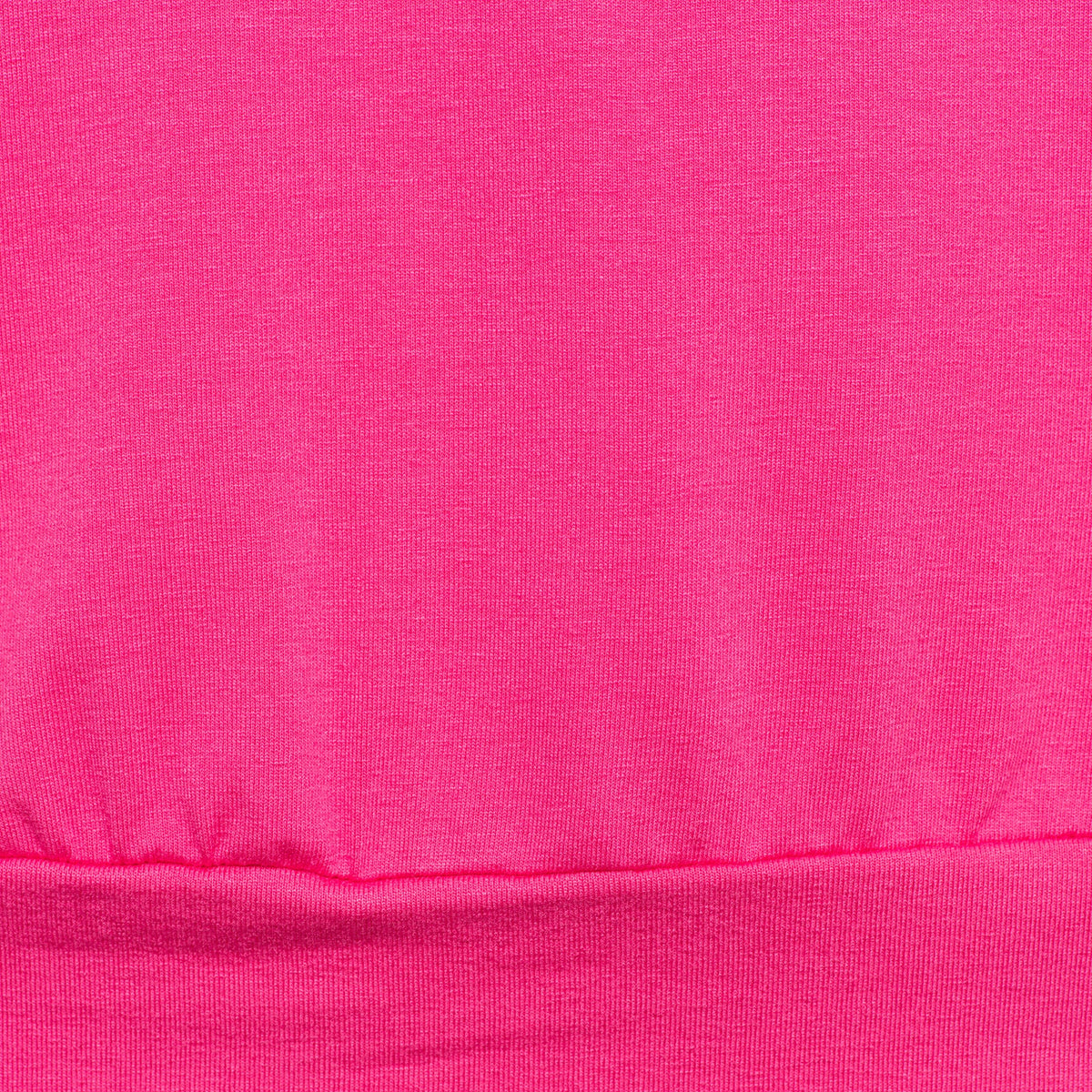 Roze top Lucille van &Co woman, licht en stijlvol, met ronde hals en korte mouwen, gedragen door een model.