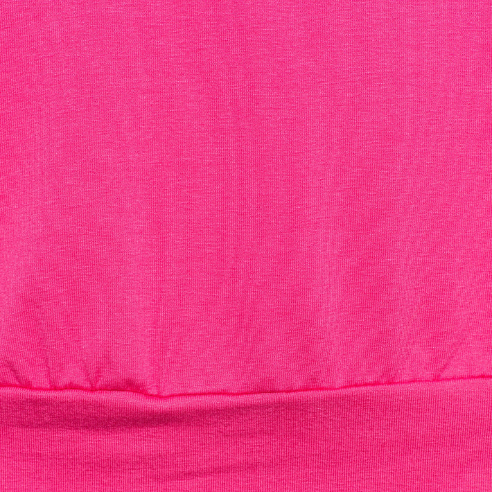 Roze top Lucille van &Co woman, licht en stijlvol, met ronde hals en korte mouwen, gedragen door een model.