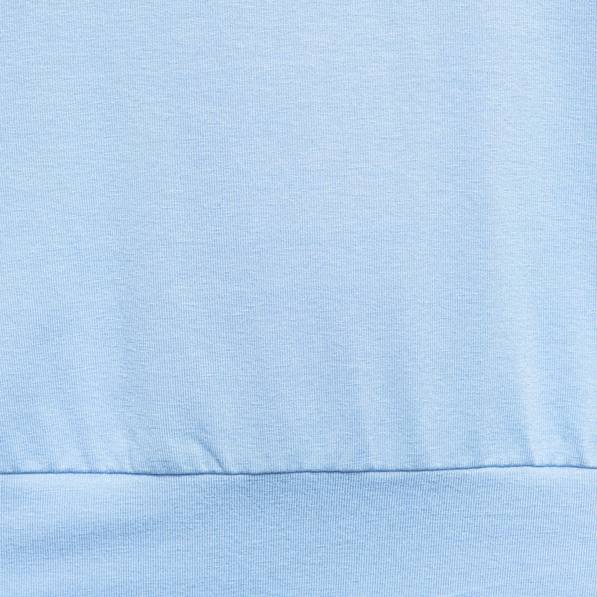 Lichtblauwe chambray top Lucille van &Co woman, casual damesmode met knoopdetails en korte mouwen op een witte achtergrond.