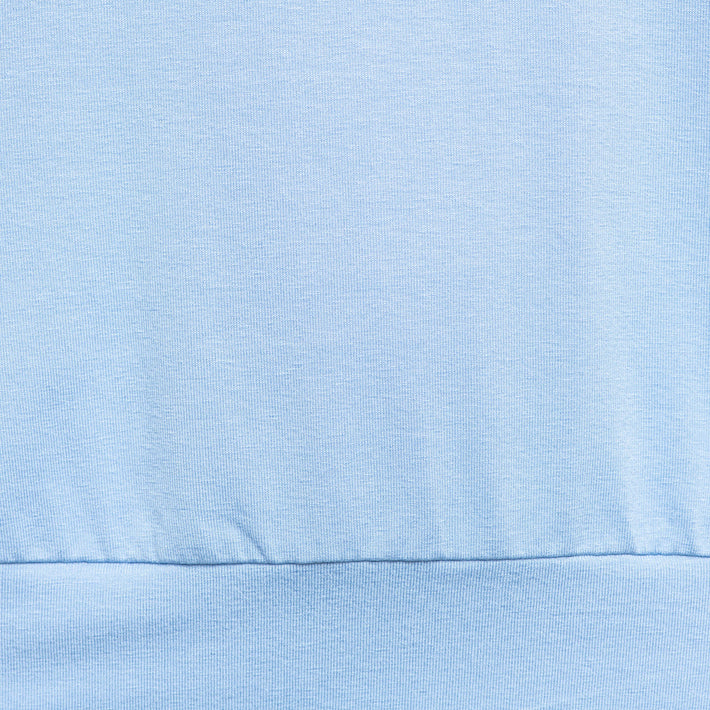 Lichtblauwe chambray top Lucille van &Co woman, casual damesmode met knoopdetails en korte mouwen op een witte achtergrond.