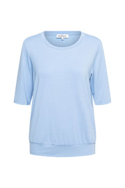 Blauwe Chambray top Lucille van &Co woman, katoenen blouse met ronde hals en korte mouwen, casual damesmode.