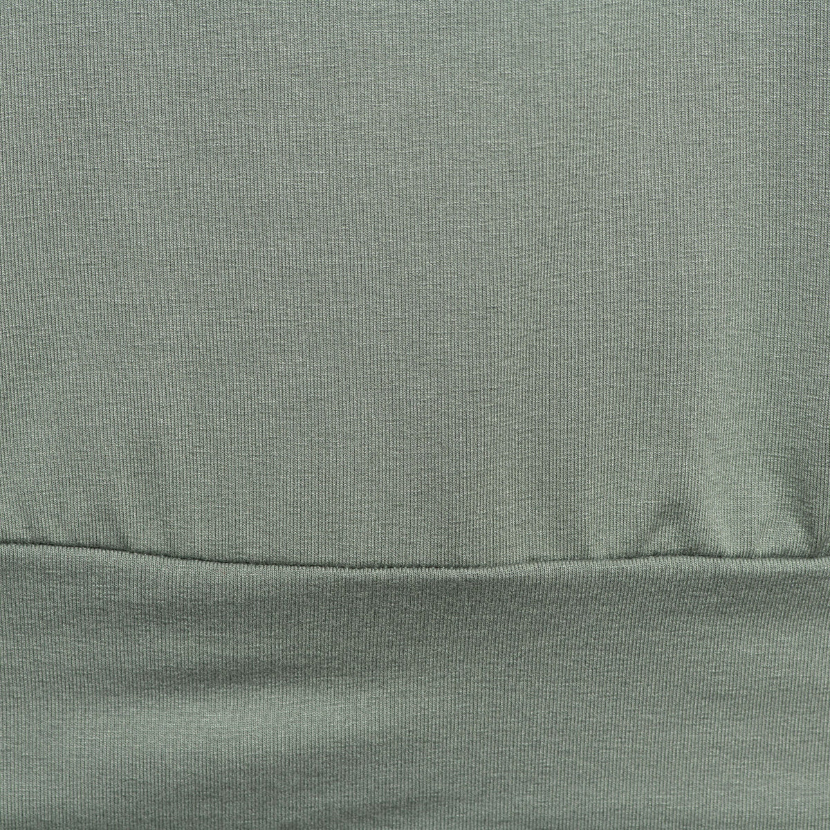 Lichtgroen Top Lucille van &Co woman, katoenen blouse met korte mouwen en V-hals, casual en stijlvol voor dames.
