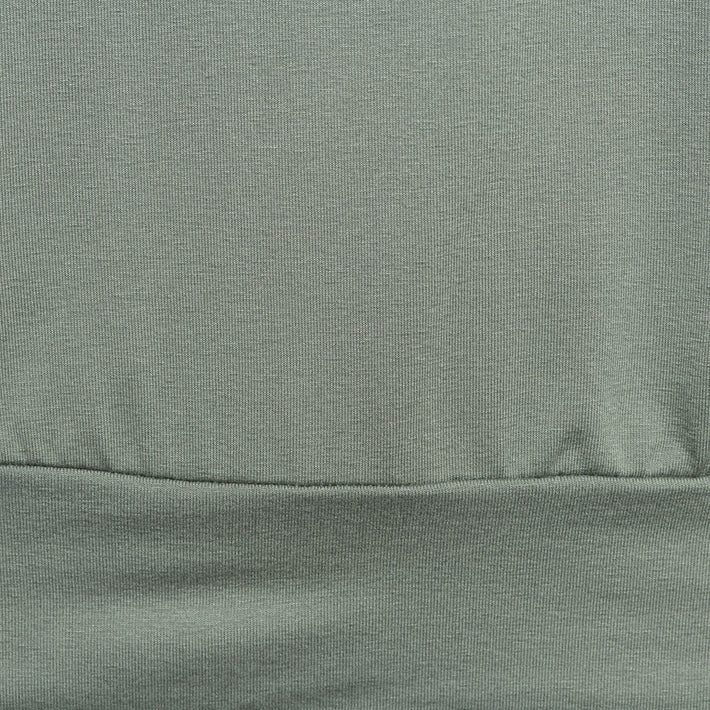 Lichtgroen Top Lucille van &Co woman, katoenen blouse met korte mouwen en V-hals, casual en stijlvol voor dames.
