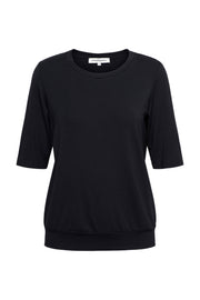 Navy blauw top Lucille van &Co woman, met een losse pasvorm en ronde hals, gedragen door een model.