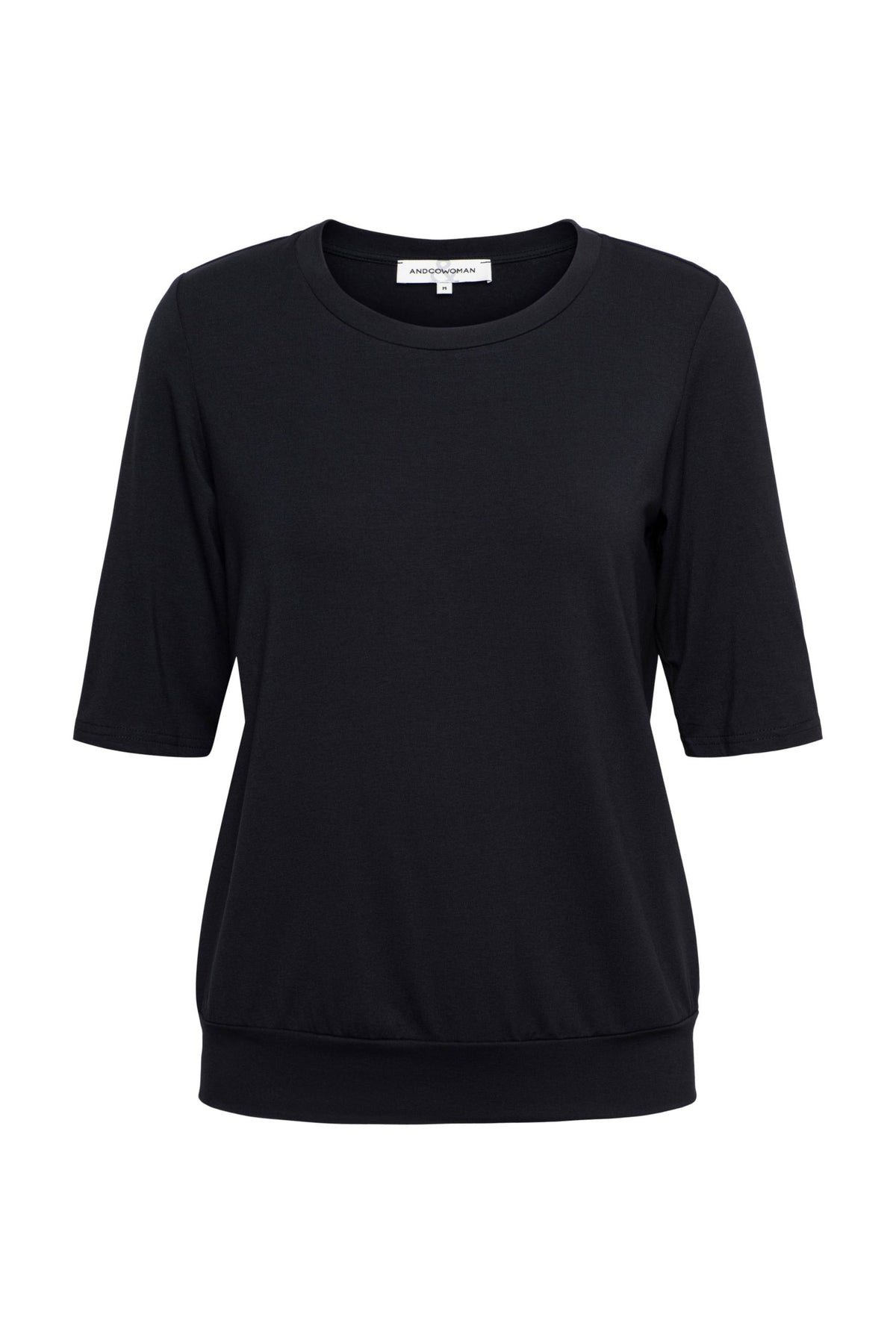 Navy blauw top Lucille van &Co woman, met een losse pasvorm en ronde hals, gedragen door een model.