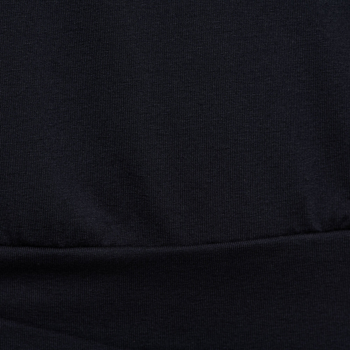 Lichtblauwe top Lucille van &Co woman, navykleurig met ronde hals en korte mouwen, casual damesblouse.