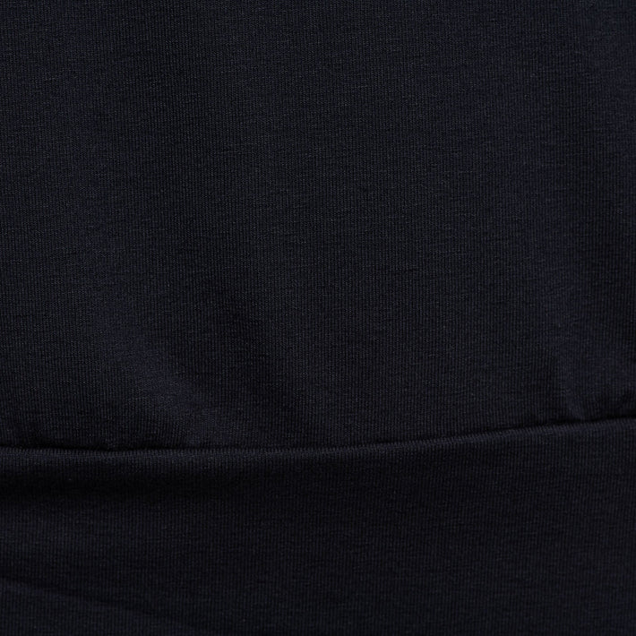 Lichtblauwe top Lucille van &Co woman, navykleurig met ronde hals en korte mouwen, casual damesblouse.