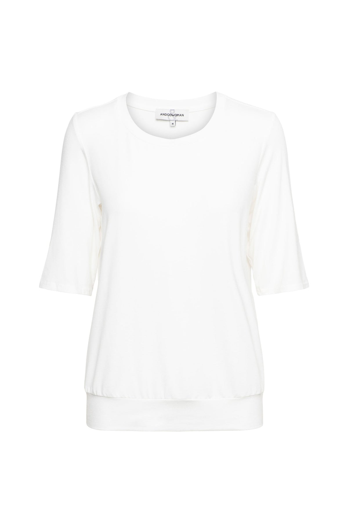 Lichte offwhite top Lucille van &Co woman, casual en stijlvol, met zachte stof en ronde hals, getoond op model.