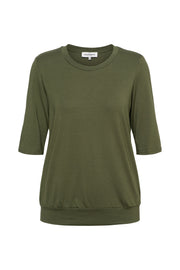 Groen oliën top van &Co woman, model Lucille, met ronde hals en korte mouwen, gedragen door een vrouw.