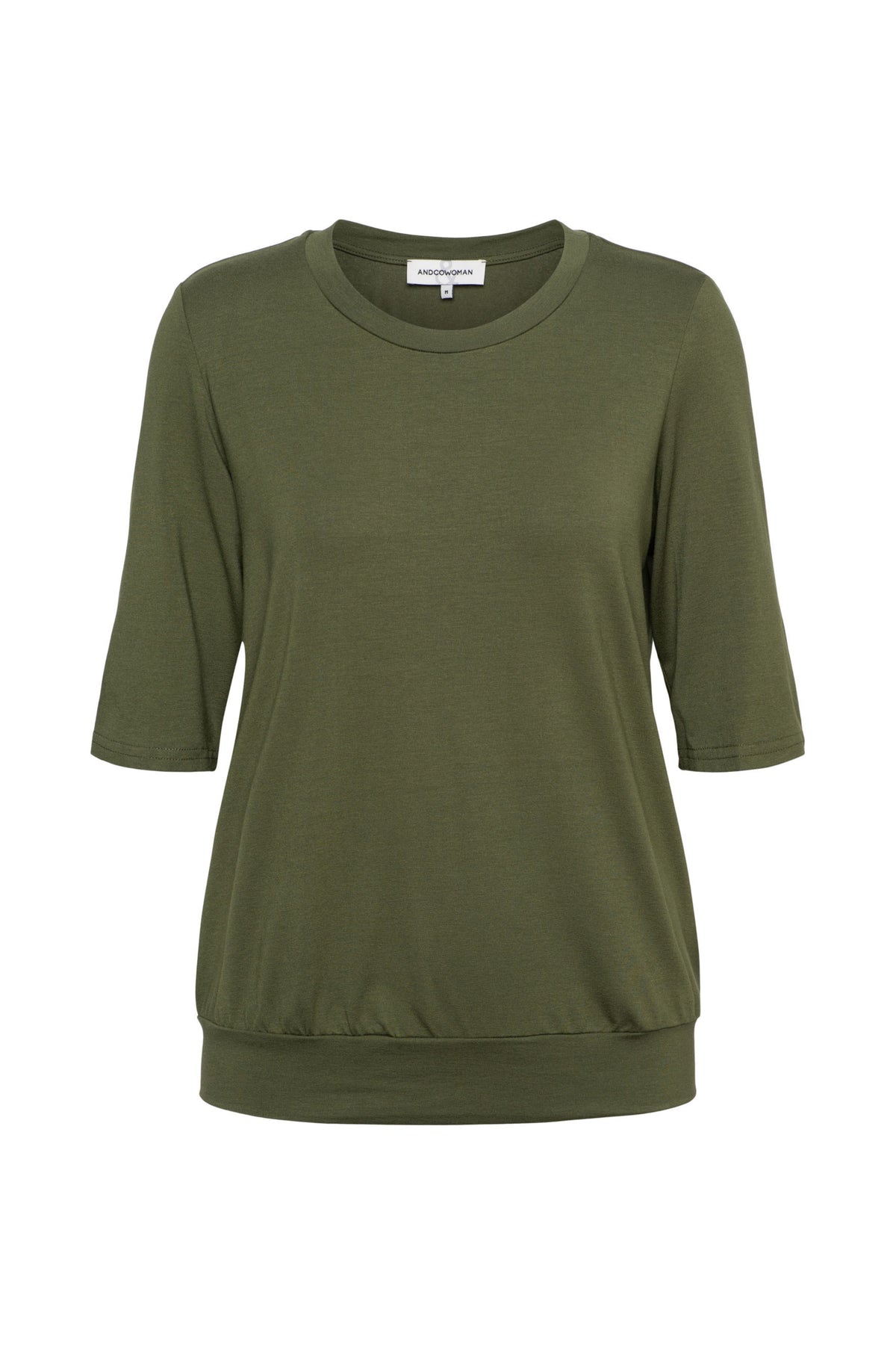 Groen oliën top van &Co woman, model Lucille, met ronde hals en korte mouwen, gedragen door een vrouw.