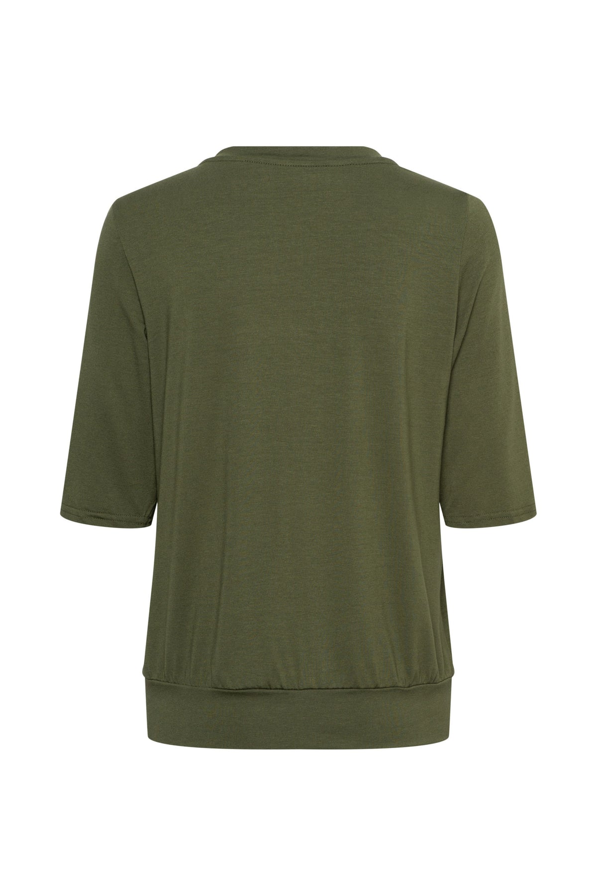 Groen top van &Co woman, model Lucille Olive TO279, met ronde hals en zachte stof, gedragen door een vrouw.