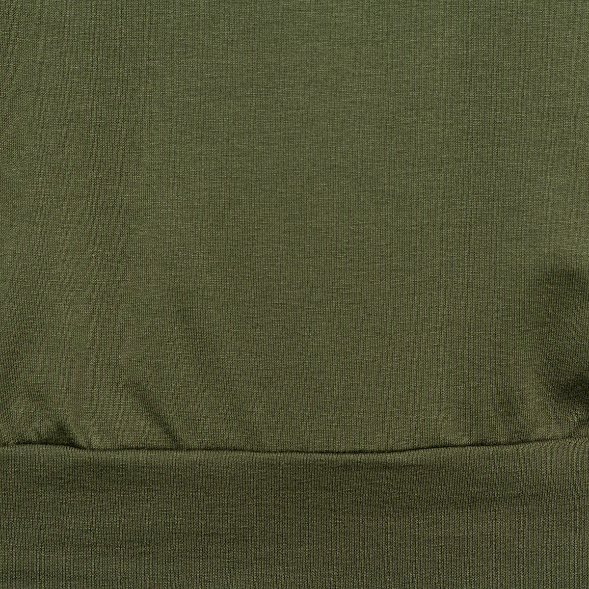 Luchtige groene top Lucille Olive van &Co woman, met korte mouwen en ronde hals, gedragen door een model.