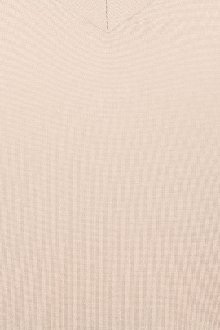 Lichtroze top Misha Sand van &Co woman, zachte stof en casual pasvorm, gedragen door een model.