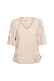 Lichtroze Misha Sand TO291 top van &Co woman met korte mouwen en ronde hals, gedragen door een model.