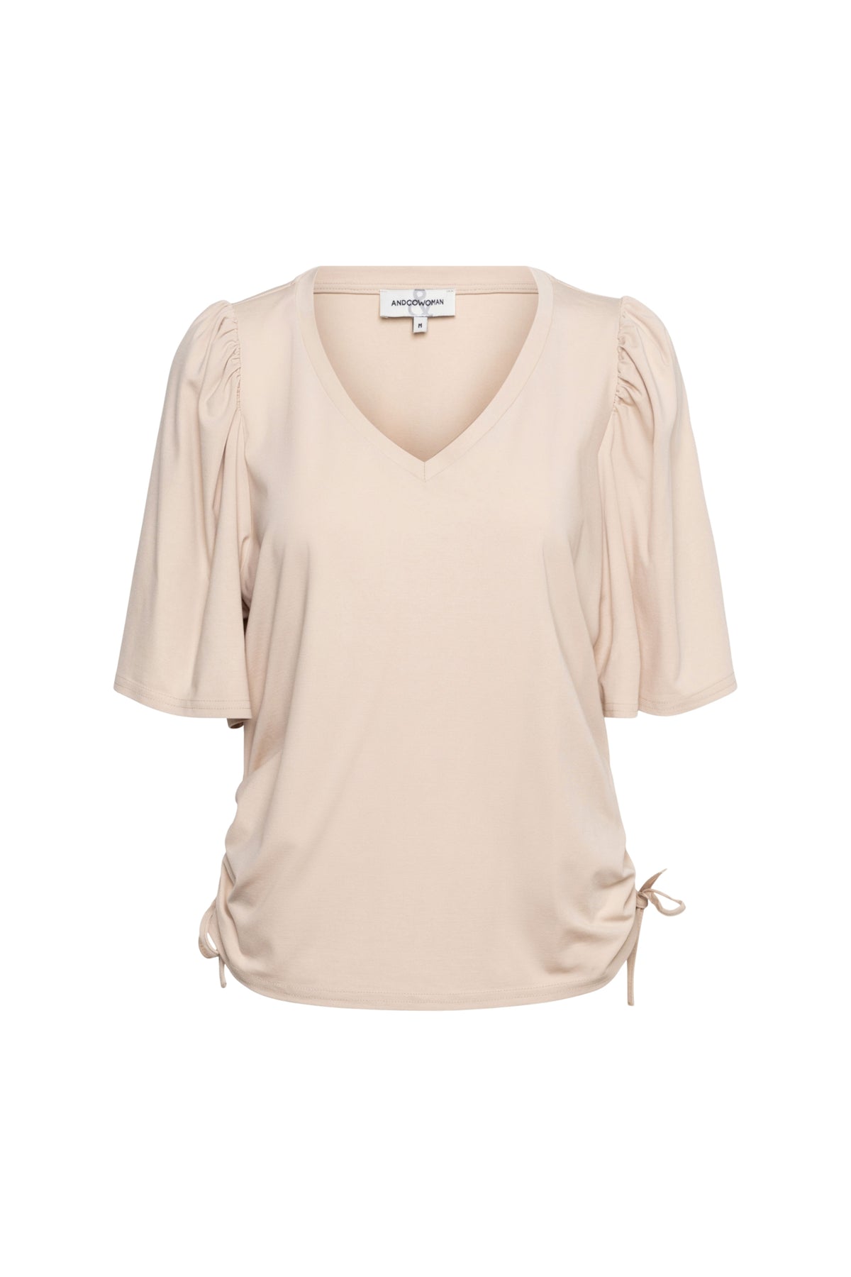 Lichtroze Misha Sand TO291 top van &Co woman met korte mouwen en ronde hals, gedragen door een model.