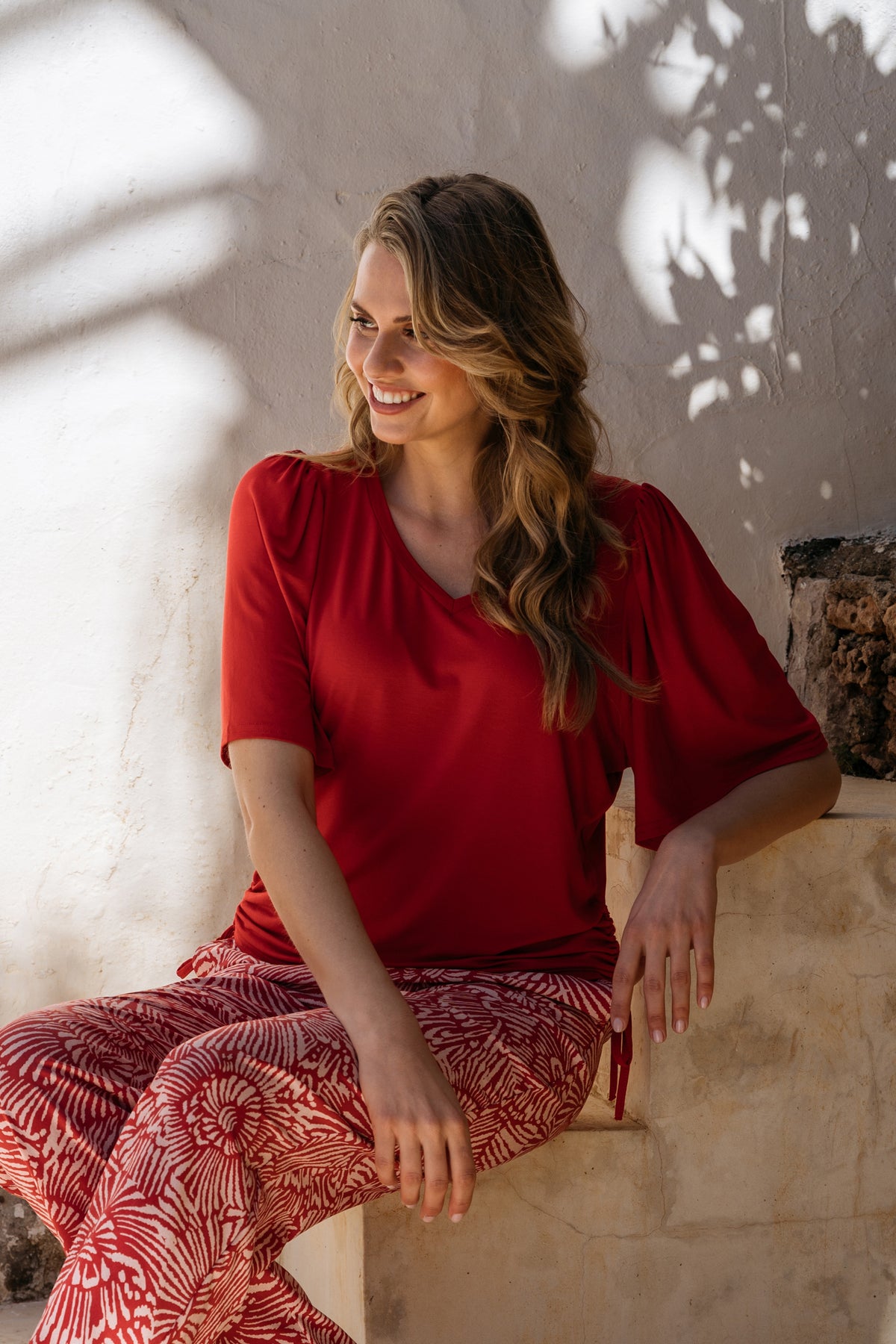 Roze &Co Woman top Misha Stone met ronde hals en korte mouwen, gedragen door een model.