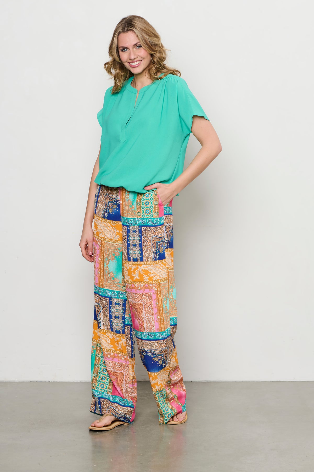 Lichte aqua groene top Nola van &Co woman, casual en stylish, gedragen door een model.
