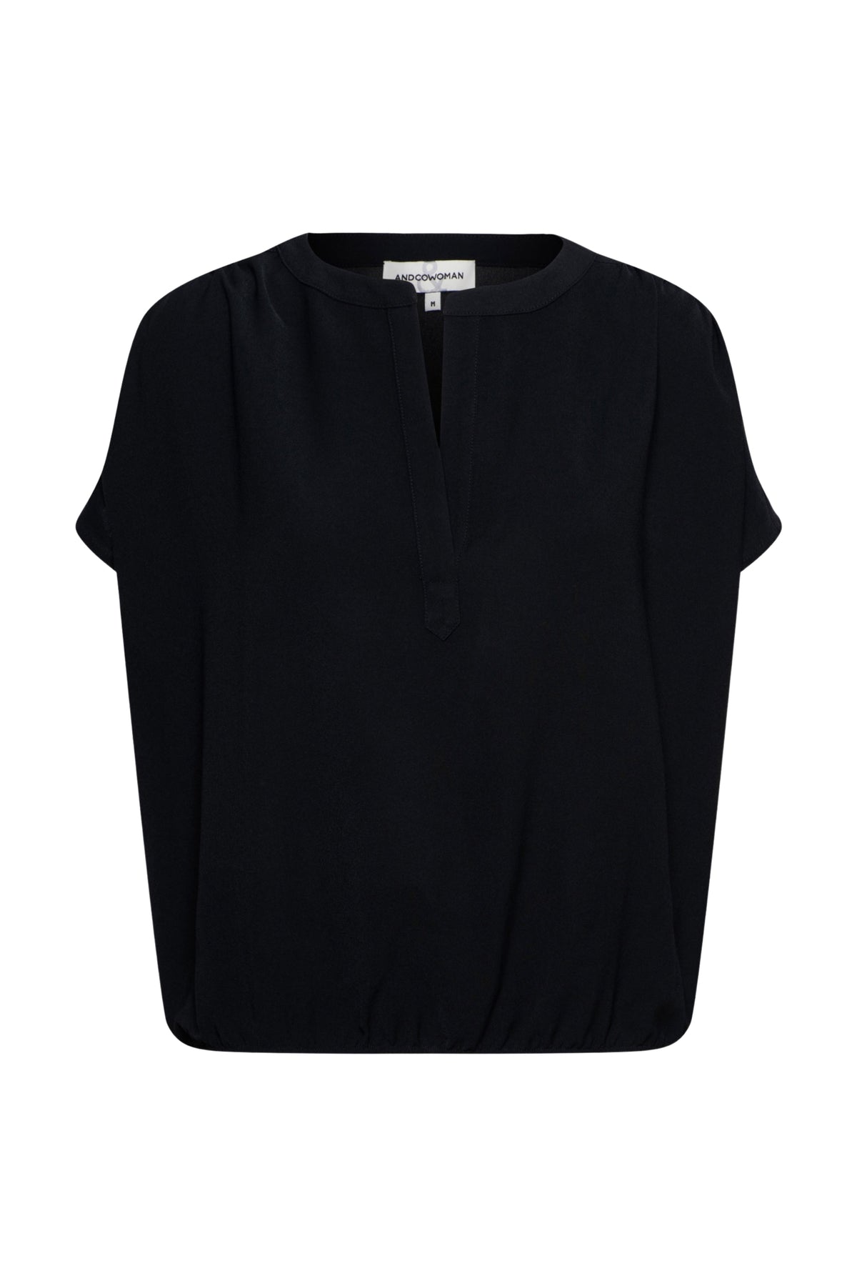 Zwart &Co woman Top Nola BL347, close-up van de stijlvolle damesblouse met ronde hals en lange mouwen.