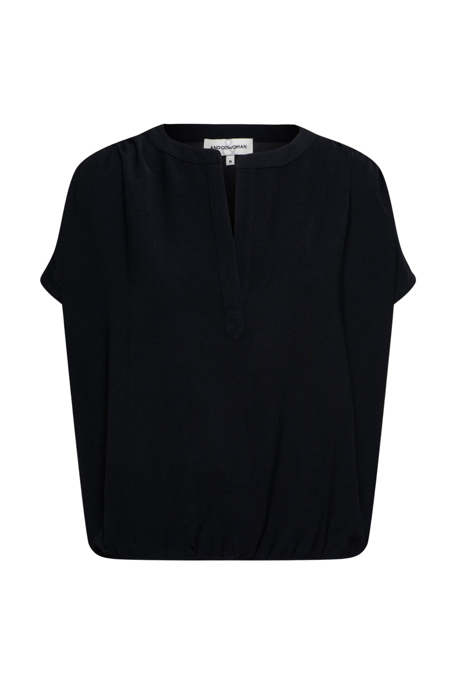 Zwart &Co woman Top Nola BL347, close-up van de stijlvolle damesblouse met ronde hals en lange mouwen.