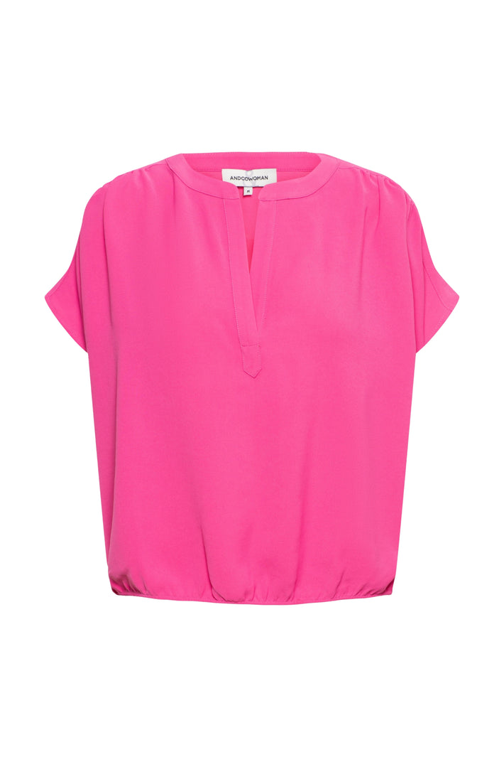 Lichtroze top Nola Bright Pink van &Co woman, damesmode, close-up van de kleurrijke katoenen top met ronde hals