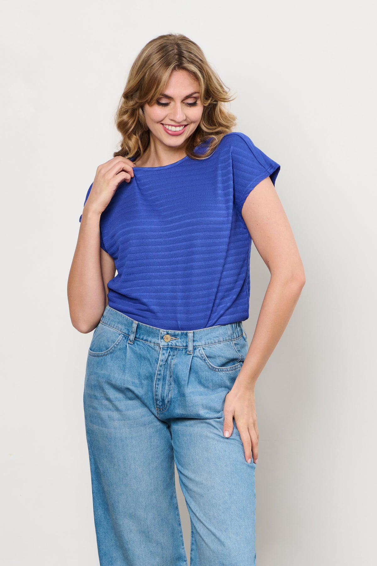 Zwarte Top Rozan Iris TO306 van &Co woman, modieus damestop met ronde hals en lange mouwen, op een witte achtergrond.