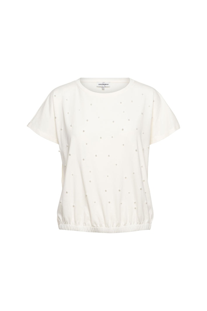 Beige Top Terese van &Co woman, korte mouwen en ronde hals, gelegen op een witte achtergrond.