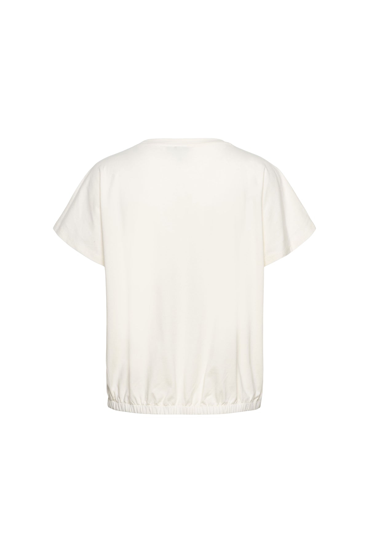 Lichte beige Top Terese van &Co woman, dunne stof en ronde hals, gedragen door een model op een witte achtergrond.