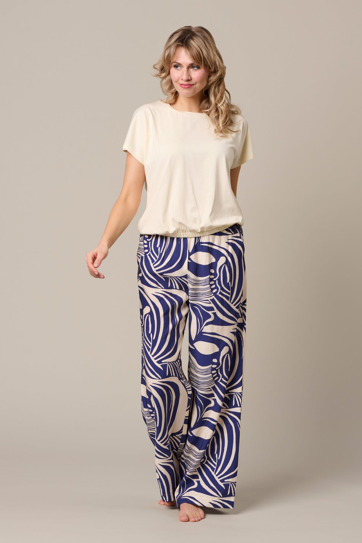 Lichtblauw damestop van &Co woman, Tosca Vanilla Ink, met ronde hals en korte mouwen, gedragen door een model.