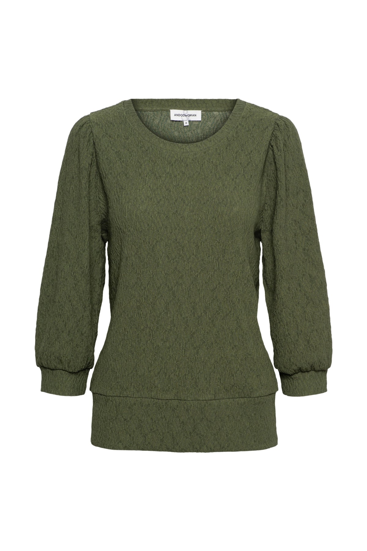 Olijfgroene &Co woman Top Tyler, casual damestop met ronde hals en korte mouwen, gelegen op een witte achtergrond.