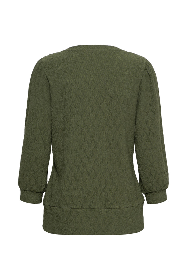 Groene &Co woman Tyler Olive TO282 top met ronde hals en korte mouwen, gedragen door een model.